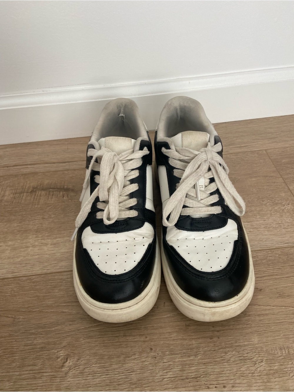 wild fable Black and White Low-Top Lace-Up Sneakers